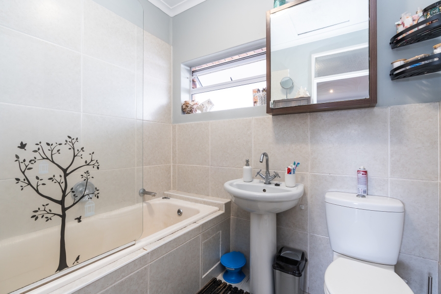 To Let 1 Bedroom Property for Rent in Pinelands Western Cape